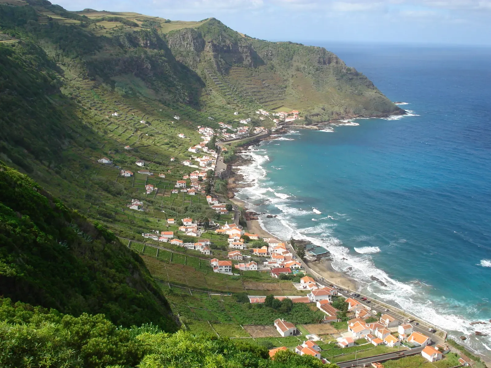 Bahía de São Lourenço con casas, laderas y mar azul en Santa María