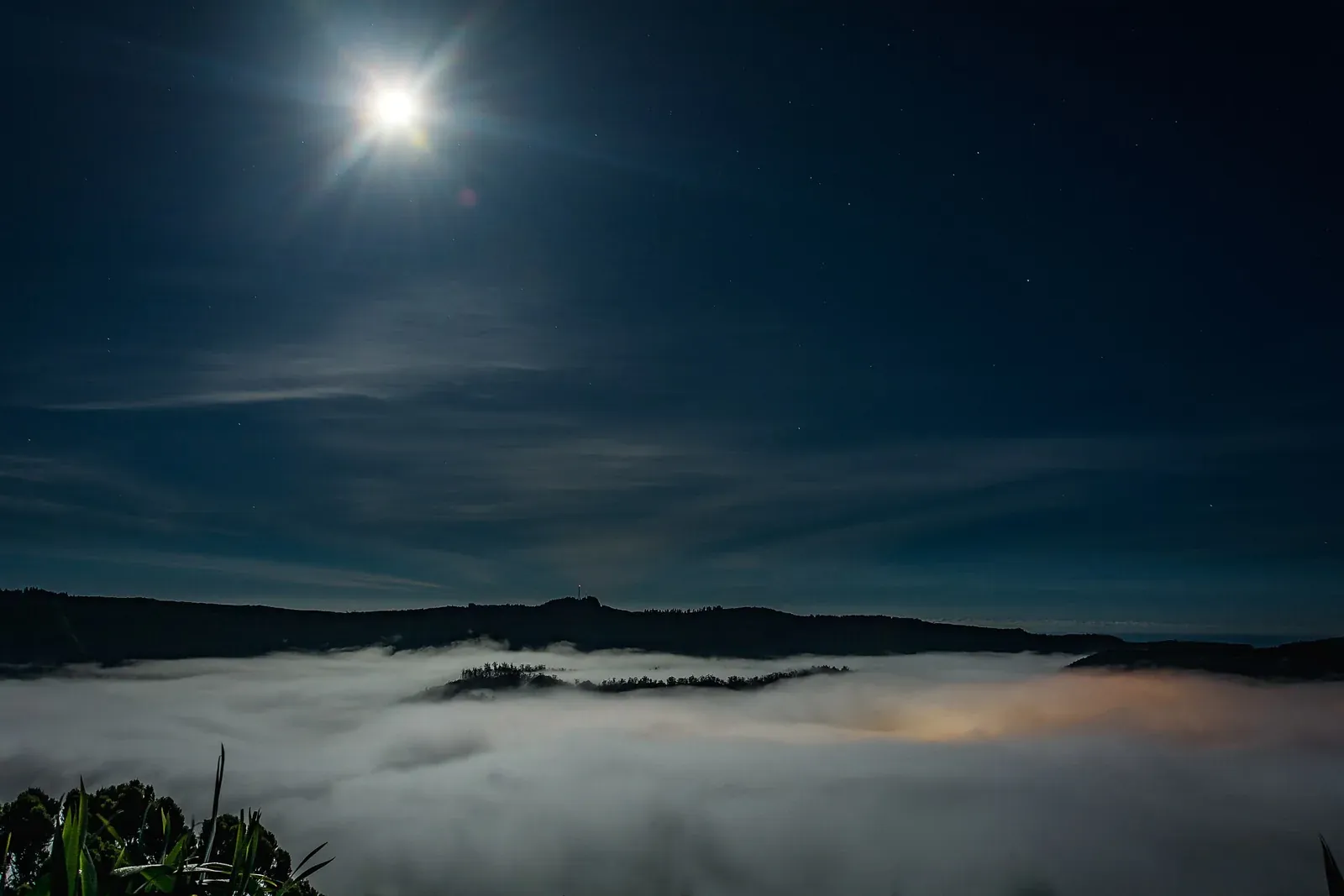 Niebla nocturna sobre Sete Cidades bajo la luz de la luna, en São Miguel