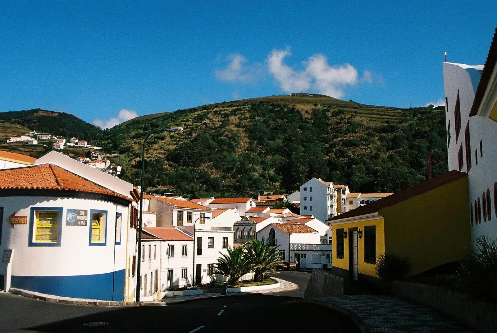 Calle con casas de colores en Velas, isla de São Jorge